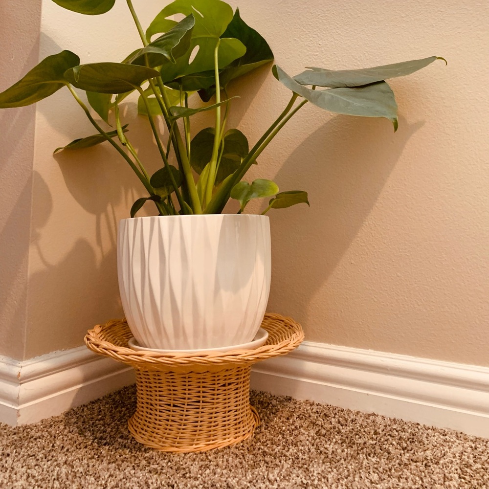 Woven basket stand
